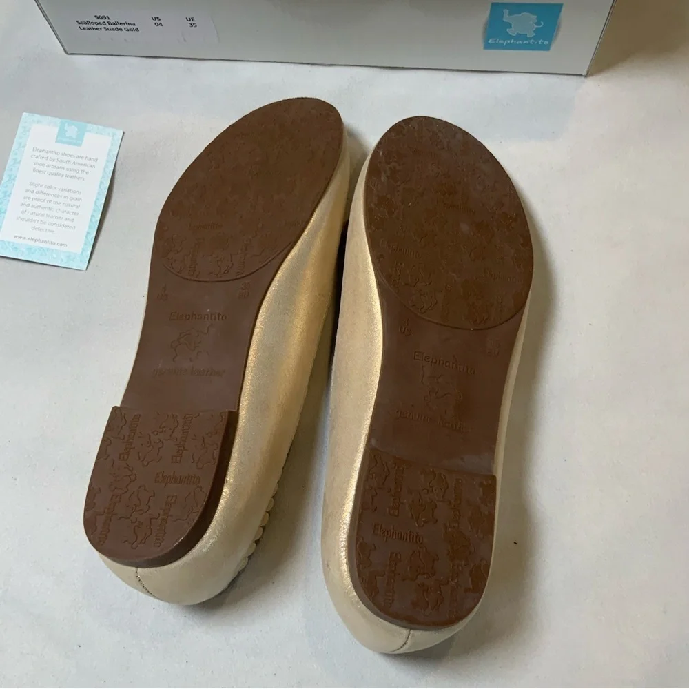ELEPHANTITO SCALLOPED BALLERINA SUEDE GOLD.Size 4